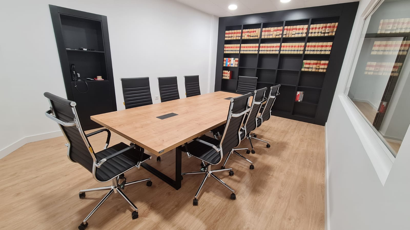 Sala de reuniones equipada por OFIMOB