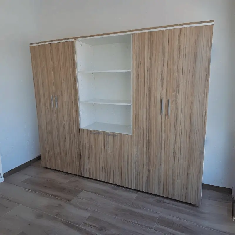 Armario alto de oficina con puertas