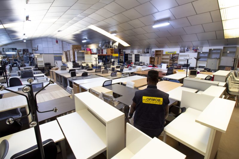 Operario de OFIMOB trabajando en la nave