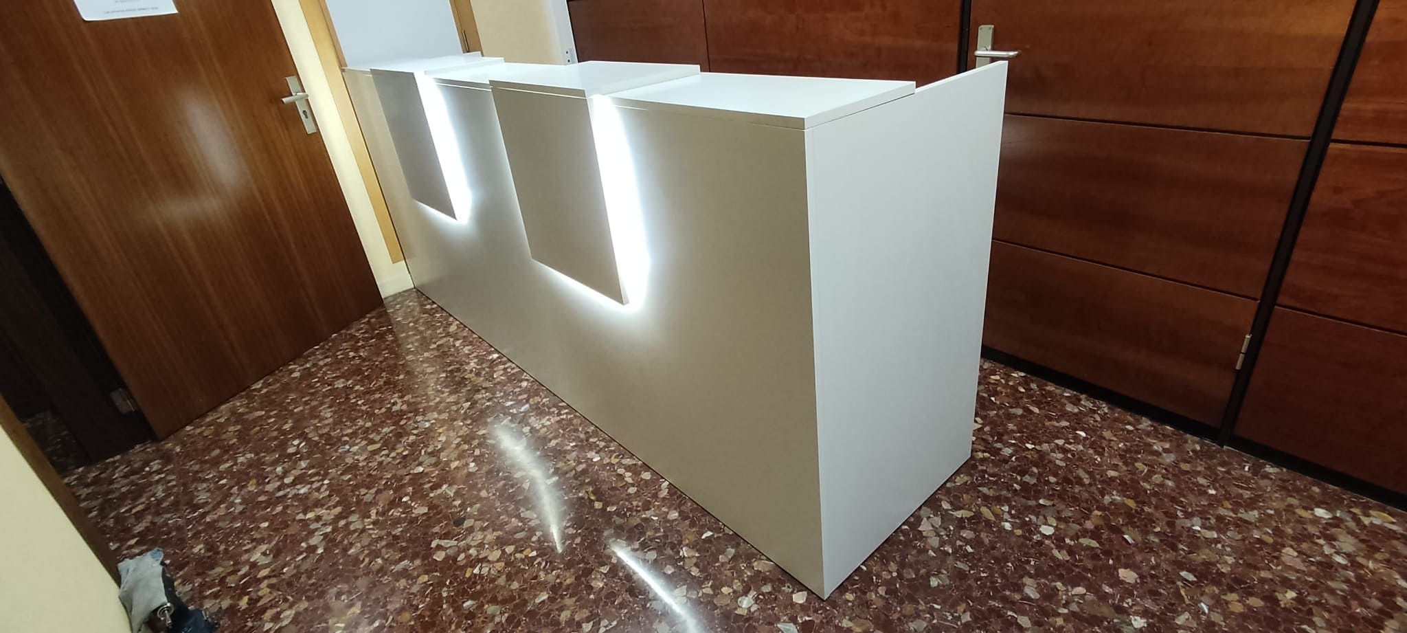 Mostrador de recepción instalado por OFIMOB