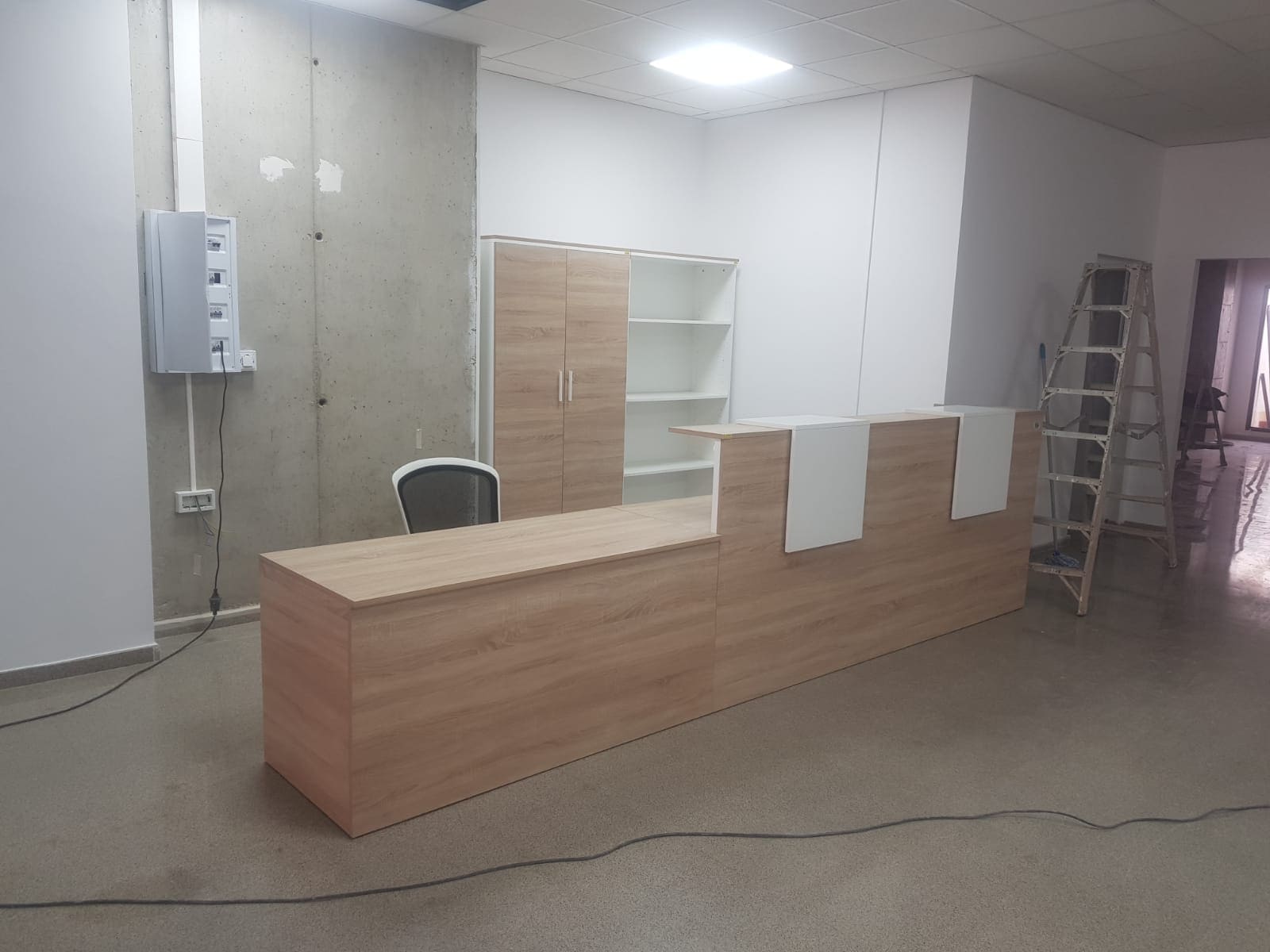 Mostrador y zona de atención instalados por OFIMOB