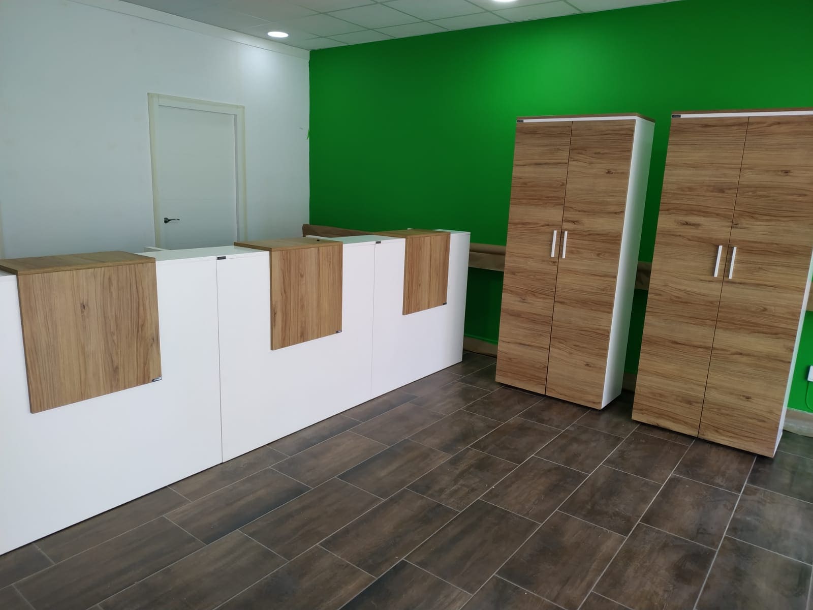 Instalación de recepción y mobiliario OFIMOB