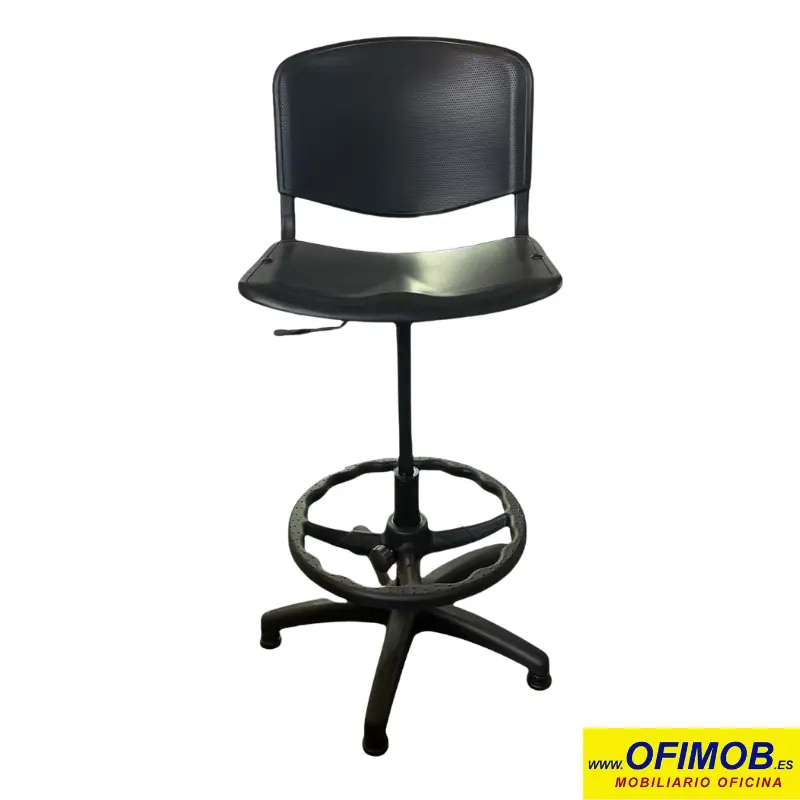 Silla de oficina negra con respaldo de plástico, posapié y pistón largo