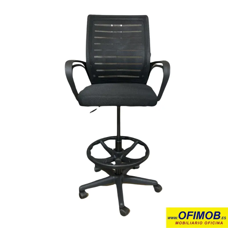 Silla de oficina con respaldo de malla negra, posapié y pistón largo